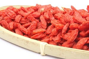 Goji Beeren in einer Holzschale Wolfberry, goji berry